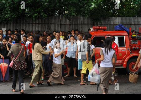 30.07.2013, Yangon, région de Yangon, République de l'Union du Myanmar, Asie - les spectateurs regardent une opération de lutte contre l'incendie au centre de l'ancienne capitale. [traduction automatique] Banque D'Images