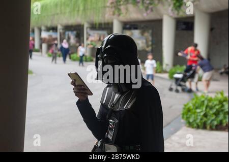 06.05.2017, Singapour, République de Singapour, Asie - une femme en costume de Darth Vader utilise son smartphone lors de l'événement annuel Star Wars dans le bosquet des Supertrees at Gardens by the Bay. [traduction automatique] Banque D'Images