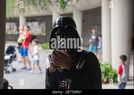 06.05.2017, Singapour, République de Singapour, Asie - une femme en costume de Darth Vader utilise son smartphone lors de l'événement annuel Star Wars dans le bosquet des Supertrees at Gardens by the Bay. [traduction automatique] Banque D'Images