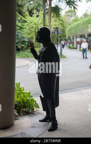 06.05.2017, Singapour, République de Singapour, Asie - une femme en costume de Darth Vader utilise son smartphone lors de l'événement annuel Star Wars dans le bosquet des Supertrees at Gardens by the Bay. [traduction automatique] Banque D'Images