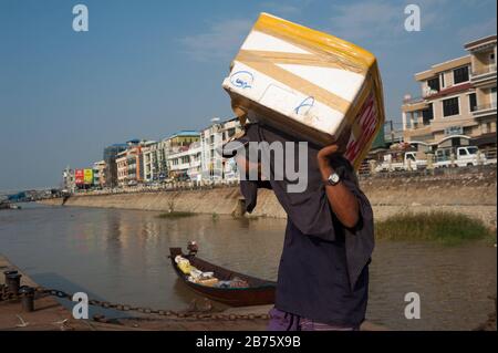 31.01.2017, Mawlamydine, République de l'Union du Myanmar, Asie - un travailleur charge un navire à cargaison à un quai de Mawlamydine. [traduction automatique] Banque D'Images