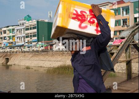 31.01.2017, Mawlamydine, République de l'Union du Myanmar, Asie - un travailleur charge un navire à cargaison à un quai de Mawlamydine. [traduction automatique] Banque D'Images