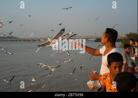 31.01.2017, Mawlamydine, République de l'Union du Myanmar, Asie - un homme nourrit la foule sur le front de mer de Mawlamydine. [traduction automatique] Banque D'Images