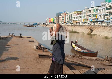 31.01.2017, Mawlamydine, République de l'Union du Myanmar, Asie - un travailleur charge un navire à cargaison à un quai de Mawlamydine. [traduction automatique] Banque D'Images
