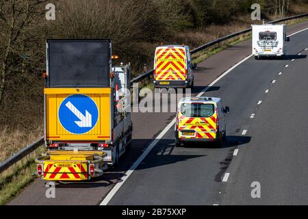 Chapitre 8, entretien des routes véhicules de sécurité se déplaçant sur l'épaule dure autoroute M61, Royaume-Uni Banque D'Images