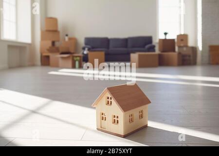 Modèle de la maison en bois sur le sol dans la nouvelle maison ensoleillée. Banque D'Images