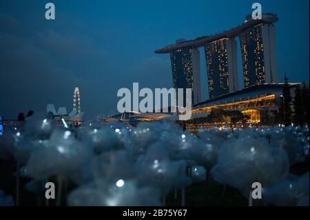 16.03.2017, Singapour, République de Singapour, Asie - une installation de lumière sculpturale appelée 'Moonflower' par l'artiste Yun à Marina Bay. L'exposition iLight-Marina Bay montre des installations d'éclairage respectueuses de l'environnement et durables. [traduction automatique] Banque D'Images