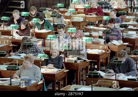 Vue sur la salle de lecture de la bibliothèque allemande de Leipzig, 07.03.1997. La Bibliothèque nationale allemande, DNB, anciennement Deutsche Bibliothek, avec ses sites à Leipzig et Francfort-sur-le-Main, est la bibliothèque d'archives centrale pour toutes les œuvres médiatiques en allemand d'Allemagne et à l'étranger et le centre bibliographique national d'Allemagne. [traduction automatique] Banque D'Images