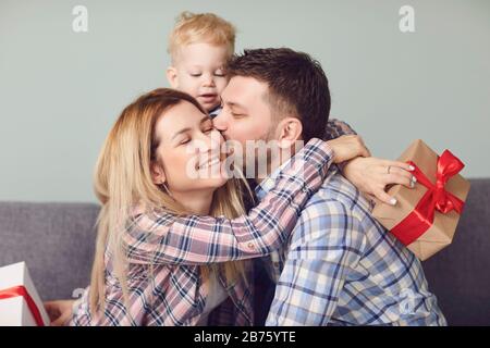 L'homme mari donne un cadeau de fleurs à une femme hugs félicite l'intérieur Banque D'Images