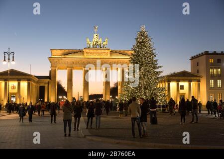 Arbre de Noël à la décoration festive à la porte de Brandebourg, 02.12.2016. [traduction automatique] Banque D'Images