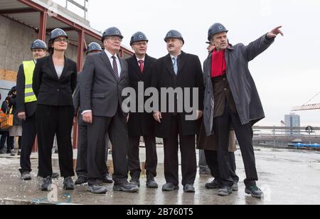 Le Président fédéral Joachim Gauck, 2ème à gauche, visite le site de construction du Palais de Berlin le 22 janvier 2016 avec Lavinia Frei, à gauche, Directeur des Affaires culturelles à la Fondation du Forum Humboldt, Johannes Vienne, centre, Directeur de la Fondation du Forum Humboldt et Hans-Dieter Hegner, Directeur de la construction à la Fondation du Forum Humboldt, 2ème à droite, et le professeur Horst Bredekamp, à droite, fondateur Interdant pour le Palais de Berlin dans le forum Humboldt [traduction automatique] Banque D'Images