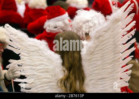 Les hommes de Noël et les anges de Noël du Studentenwerk Berlin se réuniront le 26 novembre 2016 pour leur assemblée générale annuelle. L'action du Père Noël a la tradition. Depuis 1949, le Studenwerk Berlin place les étudiants comme des articles de Santa et des anges de Noël pour la veille de Noël et d'autres événements de Noël. [traduction automatique] Banque D'Images