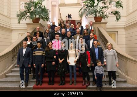 Cérémonie de naturalisation à la Chambre des représentants de Berlin, 25.11.2016. Photo de groupe à la Chambre des représentants de Berlin avec le Président de la Chambre des représentants de Berlin Ralf Wieland, 2ème rangée d'en haut, au centre. De nombreux migrants décident de prendre la citoyenneté allemande. La Chambre des représentants invite les nouveaux citoyens qui ont reçu la citoyenneté allemande à célébrer cette naturalisation avec vous. [traduction automatique] Banque D'Images