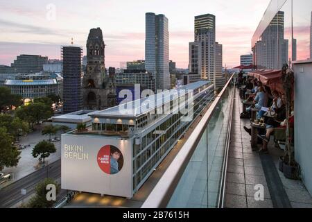 Depuis le toit-terrasse de l'hôtel de 25 heures, les visiteurs ont une vue panoramique sur la ville de Berlin Ouest avec le centre commercial Bikini sopping de la Gedaechtniskirche, le nouvel hôtel Waldorf Astoria, ainsi que le nouveau Upper West Hochaus, le 25.09.2016. [traduction automatique] Banque D'Images