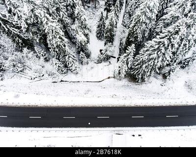 Une photographie aérienne montre une route libérée de la neige dans une forêt enneigée des montagnes Harz, le 10.11.2016. [traduction automatique] Banque D'Images
