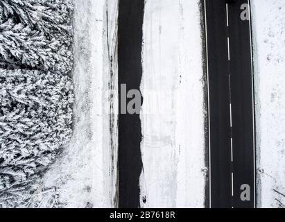 Une photographie aérienne montre une route libérée de la neige dans une forêt enneigée des montagnes Harz, le 09.11.2016. [traduction automatique] Banque D'Images