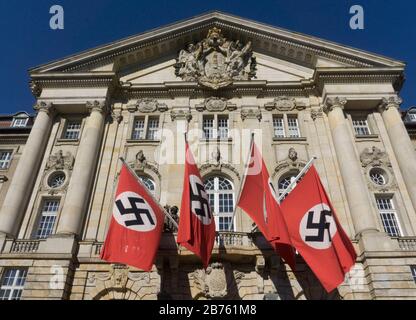 Les drapeaux de la NS avec des svastikas pendront dimanche 28.08.2016 à la Cour d'appel de Berlin. Le Directeur Terrence Malick est en tournage de scènes pour le drame politique "Radegund", qui est produit par le Studio Babelsberg. Le Kammergericht actuel était à l'époque nazie le soi-disant 'Volksgerichtshof' (Cour populaire) dans lequel des procès de spectacle ont été tenus. Le procès de spectacle contre les partisans de la tentative d'assassinat d'Hitler du 20 juillet 1944 s'est également déroulé ici. [traduction automatique] Banque D'Images