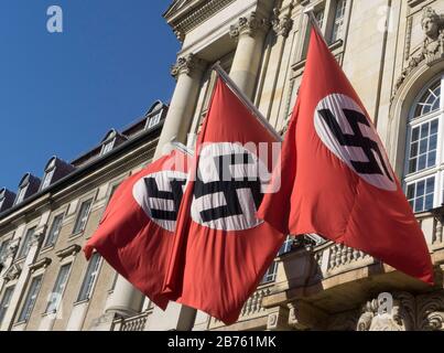 Les drapeaux de la NS avec des svastikas pendront dimanche 28.08.2016 à la Cour d'appel de Berlin. Le Directeur Terrence Malick est en tournage de scènes pour le drame politique "Radegund", qui est produit par le Studio Babelsberg. Le Kammergericht actuel était à l'époque nazie le soi-disant 'Volksgerichtshof' (Cour populaire) dans lequel des procès de spectacle ont été tenus. Le procès de spectacle contre les partisans de la tentative d'assassinat d'Hitler du 20 juillet 1944 s'est également déroulé ici. [traduction automatique] Banque D'Images