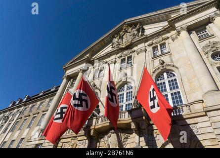 Les drapeaux de la NS avec des svastikas pendront dimanche 28.08.2016 à la Cour d'appel de Berlin. Le Directeur Terrence Malick est en tournage de scènes pour le drame politique "Radegund", qui est produit par le Studio Babelsberg. Le Kammergericht actuel était à l'époque nazie le soi-disant 'Volksgerichtshof' (Cour populaire) dans lequel des procès de spectacle ont été tenus. Le procès de spectacle contre les partisans de la tentative d'assassinat d'Hitler du 20 juillet 1944 s'est également déroulé ici. [traduction automatique] Banque D'Images