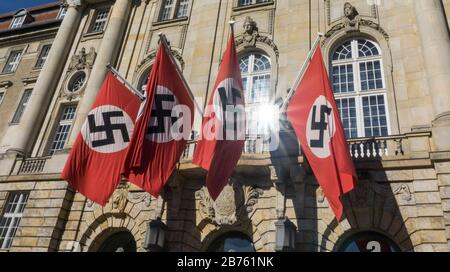 Les drapeaux de la NS avec des svastikas pendront dimanche 28.08.2016 à la Cour d'appel de Berlin. Le Directeur Terrence Malick est en tournage de scènes pour le drame politique "Radegund", qui est produit par le Studio Babelsberg. Le Kammergericht actuel était à l'époque nazie le soi-disant 'Volksgerichtshof' (Cour populaire) dans lequel des procès de spectacle ont été tenus. Le procès de spectacle contre les partisans de la tentative d'assassinat d'Hitler du 20 juillet 1944 s'est également déroulé ici. [traduction automatique] Banque D'Images