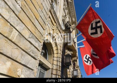 Les drapeaux de la NS avec des svastikas pendront dimanche 28.08.2016 à la Cour d'appel de Berlin. Le Directeur Terrence Malick est en tournage de scènes pour le drame politique "Radegund", qui est produit par le Studio Babelsberg. Le Kammergericht actuel était à l'époque nazie le soi-disant 'Volksgerichtshof' (Cour populaire) dans lequel des procès de spectacle ont été tenus. Le procès de spectacle contre les partisans de la tentative d'assassinat d'Hitler du 20 juillet 1944 s'est également déroulé ici. [traduction automatique] Banque D'Images