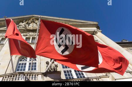 Les drapeaux de la NS avec des svastikas pendront dimanche 28.08.2016 à la Cour d'appel de Berlin. Le Directeur Terrence Malick est en tournage de scènes pour le drame politique "Radegund", qui est produit par le Studio Babelsberg. Le Kammergericht actuel était à l'époque nazie le soi-disant 'Volksgerichtshof' (Cour populaire) dans lequel des procès de spectacle ont été tenus. Le procès de spectacle contre les partisans de la tentative d'assassinat d'Hitler du 20 juillet 1944 s'est également déroulé ici. [traduction automatique] Banque D'Images