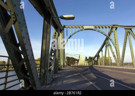 Le pont de Glienicker forme aujourd'hui la frontière entre Berlin et Potsdam et était la frontière et un point de transfert pour les espions de l'est et de l'Ouest au moment de la division de l'Allemagne. [traduction automatique] Banque D'Images