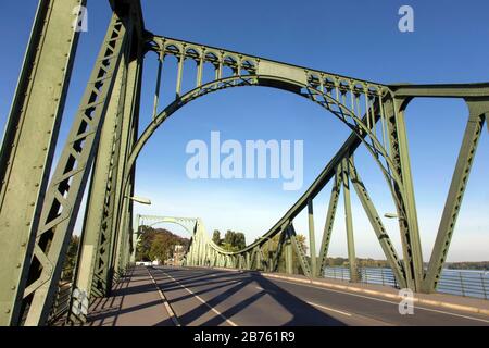 Le pont de Glienicker forme aujourd'hui la frontière entre Berlin et Potsdam et était la frontière et un point de transfert pour les espions de l'est et de l'Ouest au moment de la division de l'Allemagne. [traduction automatique] Banque D'Images