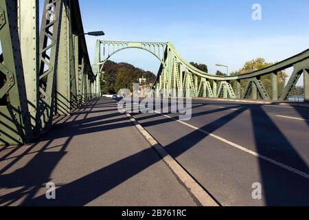 Le pont de Glienicker forme aujourd'hui la frontière entre Berlin et Potsdam et était la frontière et un point de transfert pour les espions de l'est et de l'Ouest au moment de la division de l'Allemagne. [traduction automatique] Banque D'Images