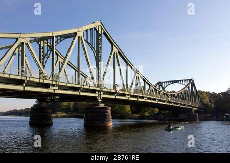 Aujourd'hui, le pont de Glienicker est la frontière de la ville entre Berlin et Potsdam et était le point limite et le point de transfert pour les espions de l'est et de l'Ouest pendant la division allemande. [traduction automatique] Banque D'Images