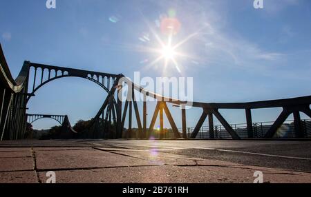 Le pont de Glienicker forme aujourd'hui la frontière entre Berlin et Potsdam et était la frontière et un point de transfert pour les espions de l'est et de l'Ouest au moment de la division de l'Allemagne. [traduction automatique] Banque D'Images