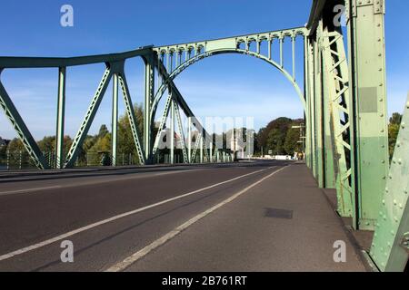 Le pont de Glienicker forme aujourd'hui la frontière entre Berlin et Potsdam et était la frontière et un point de transfert pour les espions de l'est et de l'Ouest au moment de la division de l'Allemagne. [traduction automatique] Banque D'Images