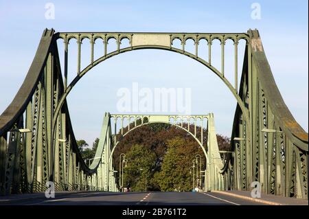 Le pont de Glienicker forme aujourd'hui la frontière entre Berlin et Potsdam et était la frontière et un point de transfert pour les espions de l'est et de l'Ouest au moment de la division de l'Allemagne. [traduction automatique] Banque D'Images