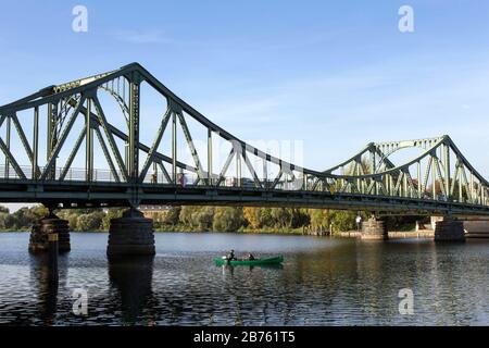 Aujourd'hui, le pont Glienicker forme la frontière de la ville entre Berlin et Potsdam et était la frontière et un point de transfert pour les espions de l'est et de l'Ouest au moment de la division allemande. [traduction automatique] Banque D'Images