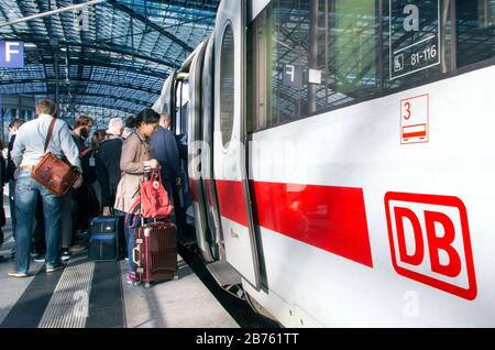 Les passagers de la Deutsche Bahn empruntent un train ICE sur la plate-forme, le 26.09.2016. [traduction automatique] Banque D'Images