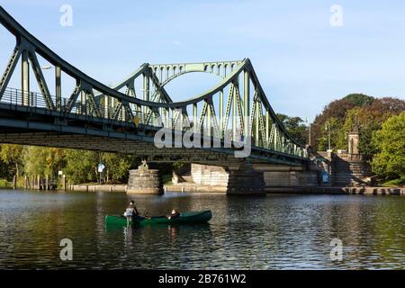 Aujourd'hui, le pont Glienicker forme la frontière de la ville entre Berlin et Potsdam et était la frontière et un point de transfert pour les espions de l'est et de l'Ouest au moment de la division allemande. [traduction automatique] Banque D'Images