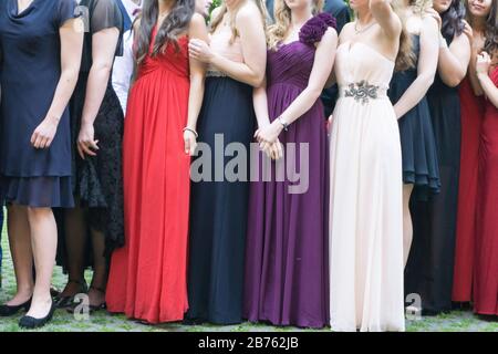 Les femmes diplômés du secondaire portent des robes de bal le 21.06.16 lors d'un Abiball à Berlin. [traduction automatique] Banque D'Images