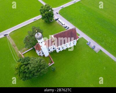 Vue aérienne de l'église baroque Saint-Coloman près de Schwangau en Bavière. Il a été construit au XVIIe siècle en l'honneur de Saint Koloman. Le pèlerin irlandais aurait arrêté à cet endroit à l'été 1012 lors de son pèlerinage en Terre Sainte. En raison de son emplacement au pied des montagnes de Schwangau et de sa proximité avec le célèbre château de Neuschwanstein, l'église est l'un des sites les plus célèbres de Bavière. [traduction automatique] Banque D'Images