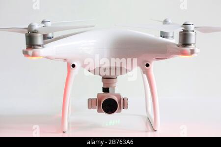 L'image montre le DDJI Phantom 4 drone avec caméra 4 K. DJI est le plus grand fabricant de drones pour le secteur civil. [traduction automatique] Banque D'Images