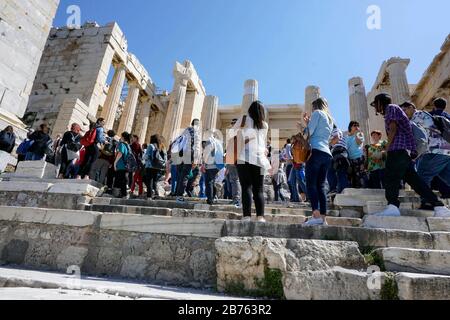 Les touristes partent et entrent dans l'entrée principale de l'Acropole à Athènes, le 12.04.2016. [traduction automatique] Banque D'Images