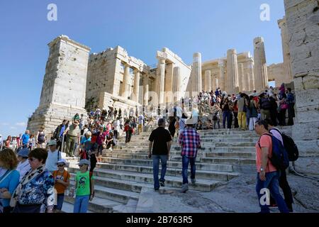 Les touristes partent et entrent dans l'entrée principale de l'Acropole à Athènes, le 12.04.2016. [traduction automatique] Banque D'Images