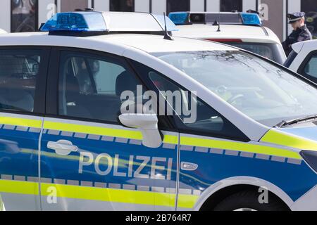 De nouvelles voitures de patrouille seront disponibles au poste de police de Potsdam le 14.03.16. La police de Brandebourg a reçu 28 fourgonnettes compactes Opel 'Zafira Tourer'. Les wagons de patrouille de radio sont destinés aux agents de la garde et au service de changement. Outre le schéma de peinture bleu-blanc, des autocollants jaunes sont appliqués sur la carrosserie pour une sécurité accrue. [traduction automatique] Banque D'Images