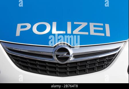 Logo police sur une nouvelle voiture de patrouille de radio le 14.03.16 à la police de Potsdam. La police de Brandebourg a reçu 28 fourgonnettes compactes Opel 'Zafira Tourer'. Les wagons de patrouille de radio sont destinés aux agents de la garde et au service de changement. Outre le schéma de peinture bleu-blanc, des autocollants jaunes sont appliqués sur la carrosserie pour une sécurité accrue. [traduction automatique] Banque D'Images