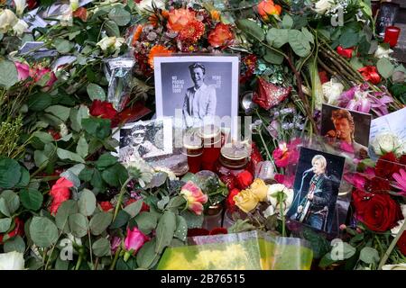 Les fans de David Bowie ont placé des fleurs devant une maison au 155 Hauptstrasse à Berlin Schoeneberg le 16 janvier 2016. David Bowie a vécu dans cette maison de 1976 à 1978 et est mort à l'âge de 69 ans après une longue période de cancer. [traduction automatique] Banque D'Images