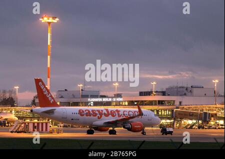 Un avion easyJet est sur le tarmac de l'aéroport Schoenefeld le 09.12.2015. [traduction automatique] Banque D'Images