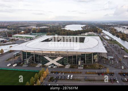 Vue aérienne du stade de football de VFL Wolfsburg: La ville de Wolfsburg réagit à la crise croissante des gaz d'échappement chez Volkswagen. La ville a décrété un gel du budget et un gel de l'embauche. Volkswagen est le plus grand employeur de la ville. [traduction automatique] Banque D'Images