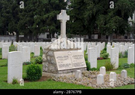 22.05.2015 Thessalonique / Grèce. Le cimetière allié de Zeitenlik. Le cimetière abrite 22 060 soldats de la France, de la Serbie, de l'Italie, de la Grande-Bretagne et de la Russie qui sont tombés sur le sol grec pendant la première Guerre mondiale. Pierres tombales dans le secteur britannique du cimetière. La tombe de l'infirmière anglaise Madame Katherine Mary Harley, qui a été tuée par une bombe tout en aidant les soldats serbes [traduction automatique] Banque D'Images