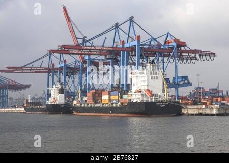 Hambourg, 11.02.2014 JE - les navires avec conteneurs sont déchargés à Burchardkai dans le port de Hambourg. [traduction automatique] Banque D'Images