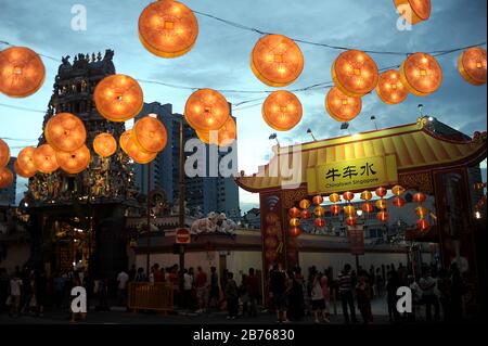 SINGAPOUR, le 19 février 2015 : la route du pont Sud éclairée par des lanternes dans le quartier chinois de Singapour le premier jour des célébrations du nouvel an chinois. La nouvelle année est basée sur le calendrier lunaire chinois et est sous le signe de la brebis ou de la chèvre. Les trois quarts de la population de l'état-ville sont d'origine chinoise. [traduction automatique] Banque D'Images