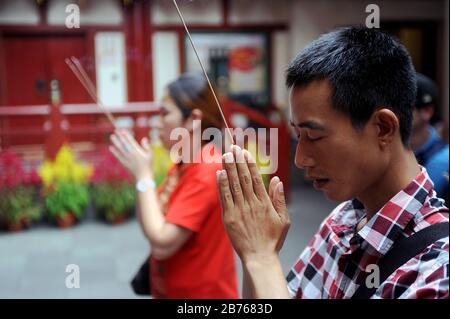 SINGAPOUR, le 19 février 2015 - les croyants prieront au temple de la dent-relique de Bouddha dans le quartier chinois de Singapour le premier jour de la célébration de plusieurs jours du nouvel an chinois. La nouvelle année est basée sur le calendrier lunaire chinois et est sous le signe de la brebis ou de la chèvre. Le temple est l'un des nombreux sites de la ville-état, dont les trois quarts de la population est composée de personnes d'ascendance chinoise. [traduction automatique] Banque D'Images